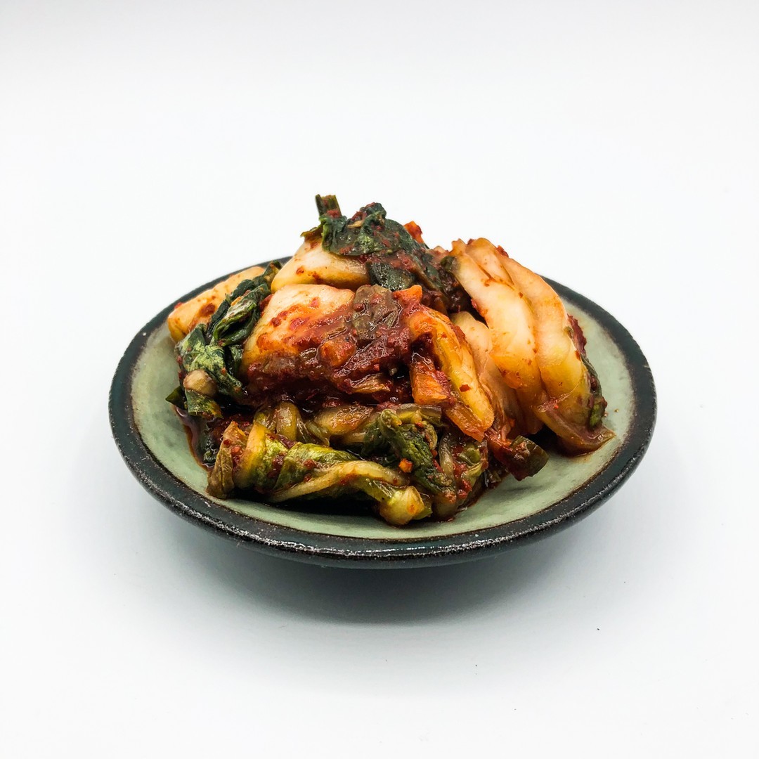 Kimchi op handgemaakt schaaltje van keramiek